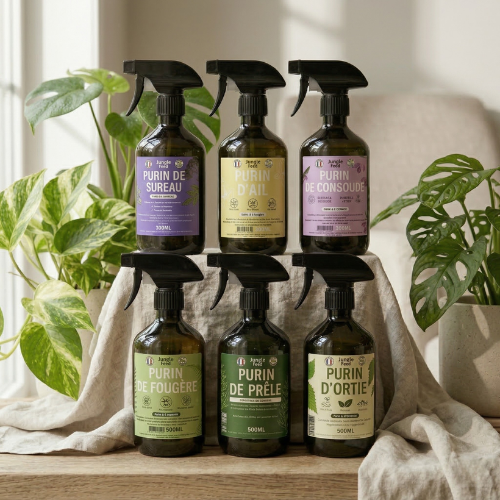Six flacons de purins naturels Jungle Feed disposés en pyramide sur fond de plantes vertes - Purin de Sureau, Purin d'Ail, Purin de Consoude, Purin de Fougère, Purin de Prêle et Purin d'Ortie en flacons spray 500ml