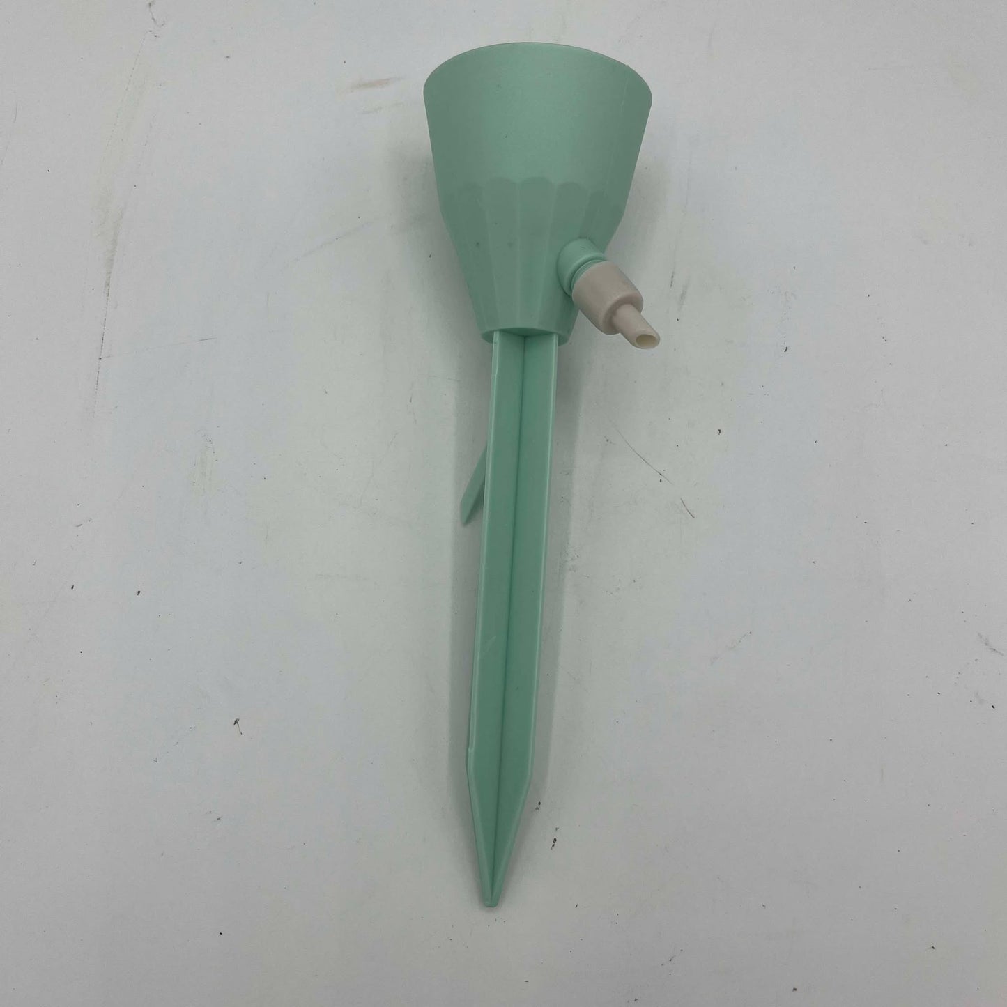 arrosoir gouttes à gouttes bleu turquoise vu de face