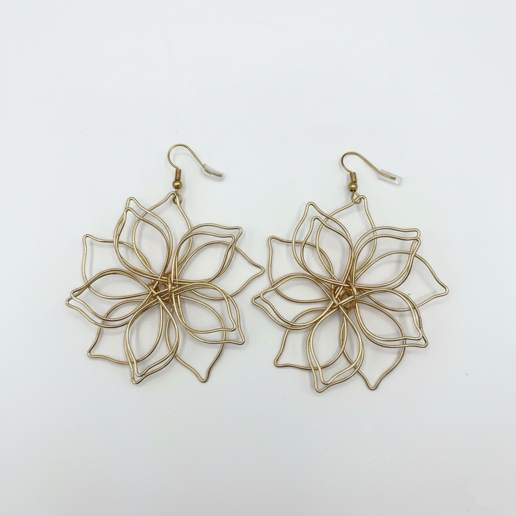 Vue de face des boucles d'oreilles Duo Fleur en fil doré entrelacé sur fond blanc neutre.