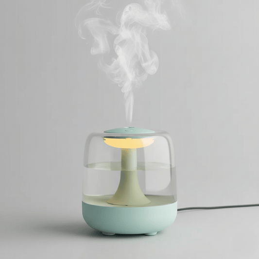 Humidificateur d'air transparent et lumineux en forme de champignon, diffusant de la brume dans un studio photo lumineux.
