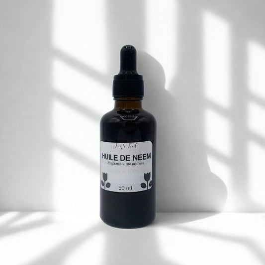 Bouteille d'huile de neem 50ml de la marque Jungle Feed. Huile végétale pure, pressée à froid, utilisée pour les soins de la peau, des cheveux ou pour les plantes.