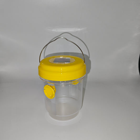 Un piège à guêpes ou à insectes cylindrique avec un couvercle jaune et un panneau solaire intégré, conçu pour une utilisation en extérieur.
