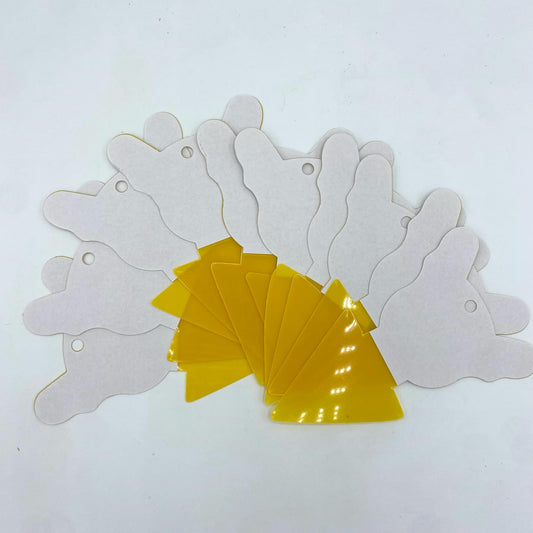 Lot de 10 d'attrape-moucherons adhésifs pour plantes en forme de lapin et de triangles, vus de dos sur un fond blanc.