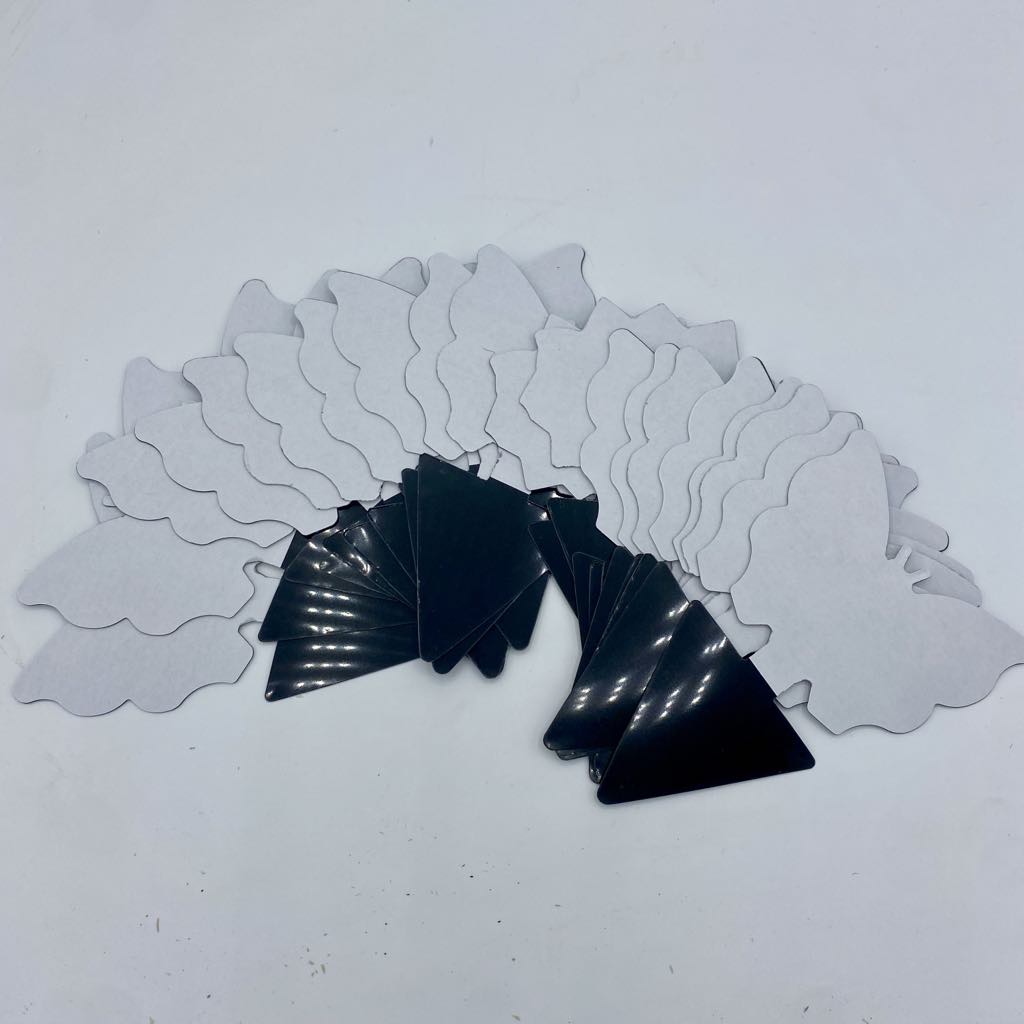 20 Feuilles de recharge d'attrape-moucherons en forme de papillon avec une pointe noire triangulaire, vue sur un fond blanc.
