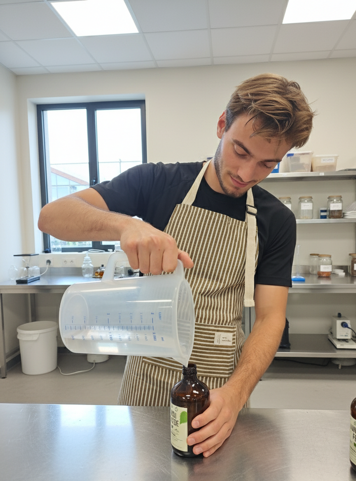 gael fondateur des engrais bien, verse du liquide dans un purin de prele 