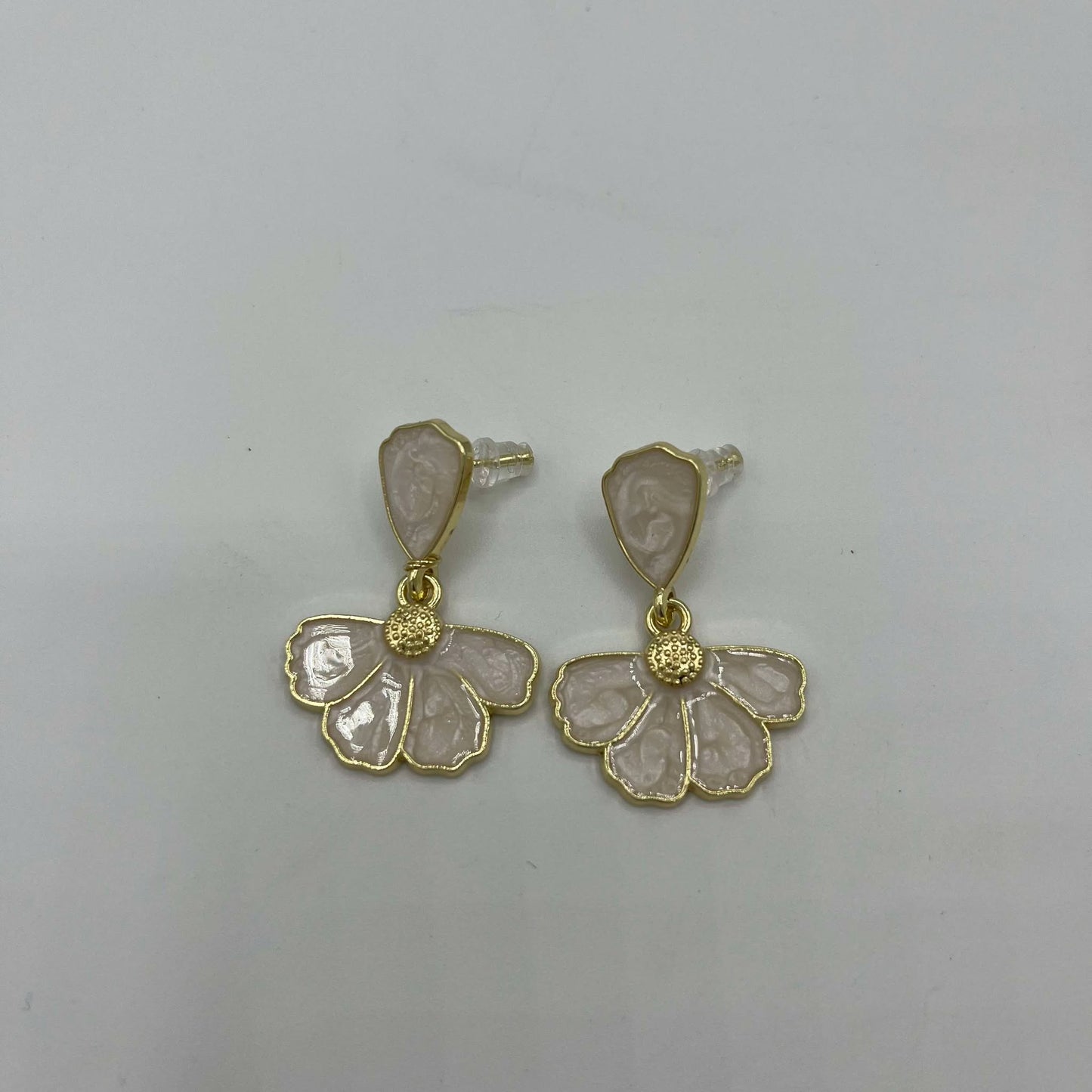 Pendientes de follaje blanco y dorado
