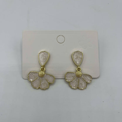 Pendientes de follaje blanco y dorado