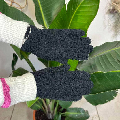 Gros plan sur une paire de gants de nettoyage pour plantes en microfibre noire, bien éclairés, sur fond blanc pur, mettant en valeur la texture du matériau.