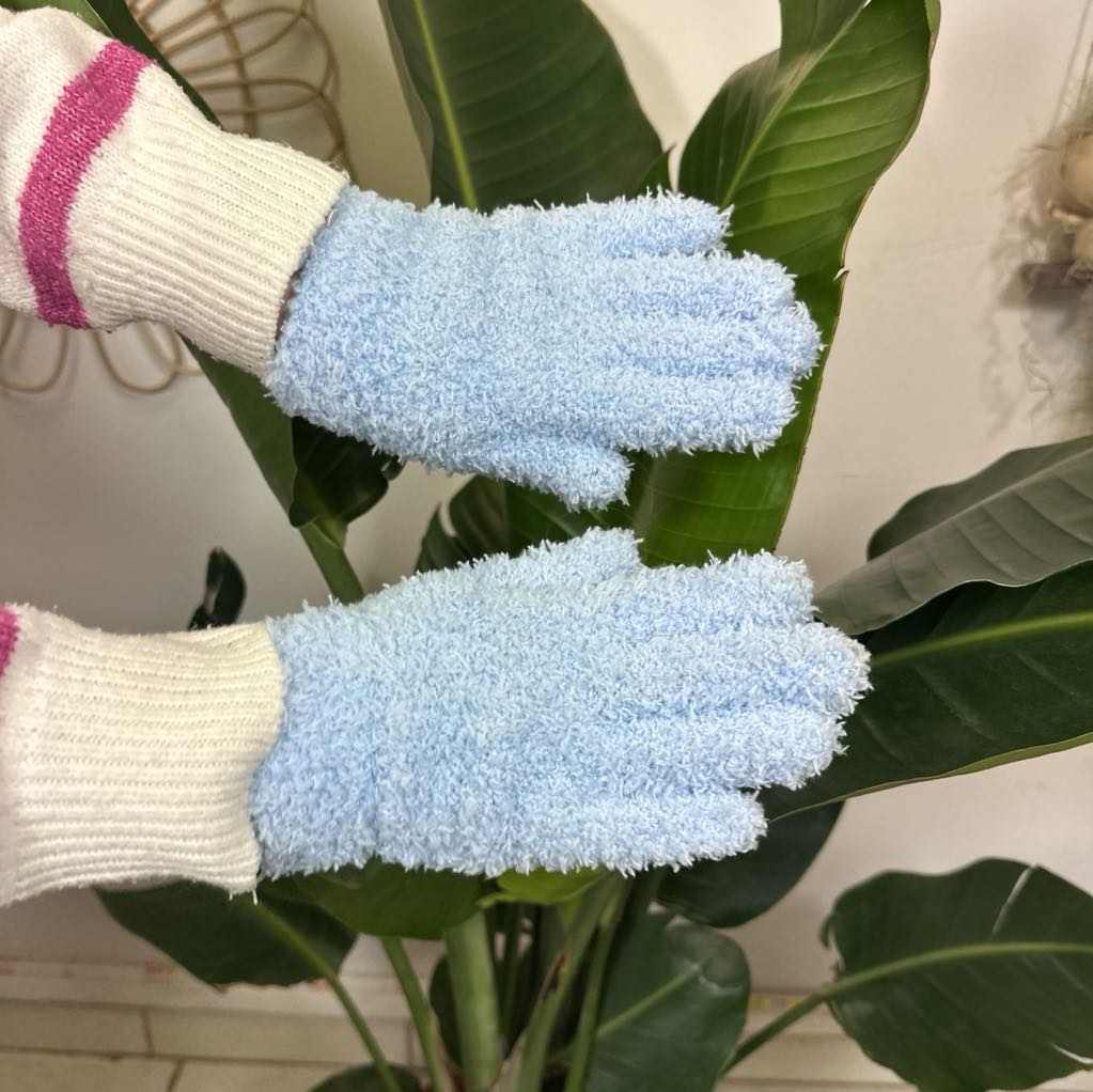 Gros plan sur une paire de gants de nettoyage pour plantes en microfibre bleu ciel, bien éclairés, sur fond blanc pur, mettant en valeur la texture du matériau.