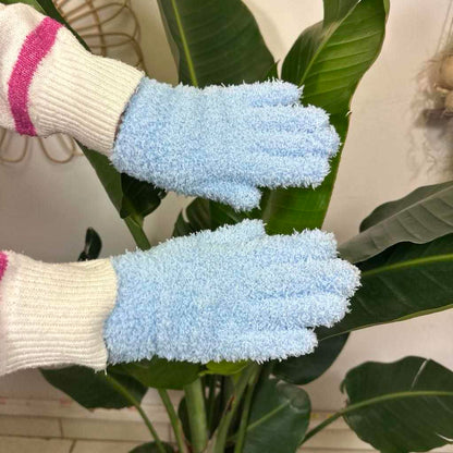 Gros plan sur une paire de gants de nettoyage pour plantes en microfibre bleu ciel, bien éclairés, sur fond blanc pur, mettant en valeur la texture du matériau.