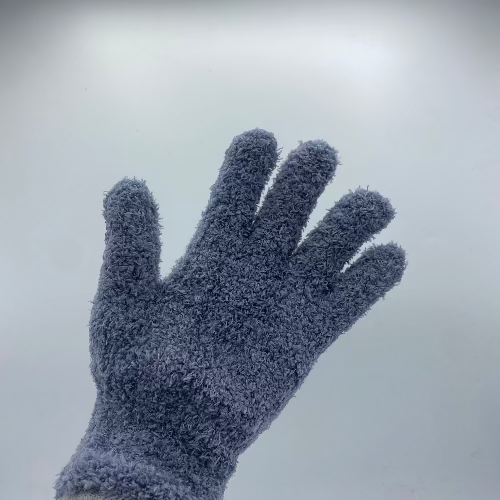 Gros plan sur une paire de gants de nettoyage pour plantes en microfibre gris, bien éclairés, sur fond blanc pur, mettant en valeur la texture du matériau.