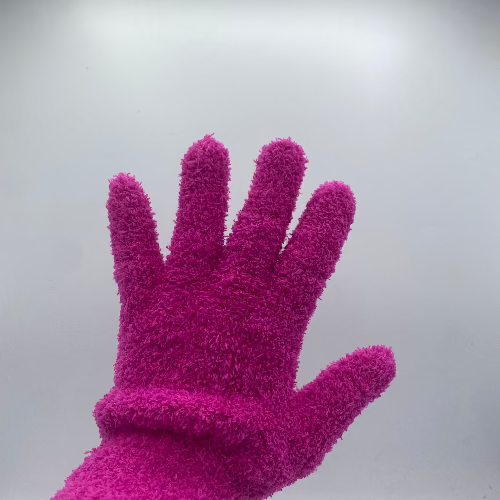 Gros plan sur une paire de gants de nettoyage pour plantes en microfibre magenta, bien éclairés, sur fond blanc pur, mettant en valeur la texture du matériau.