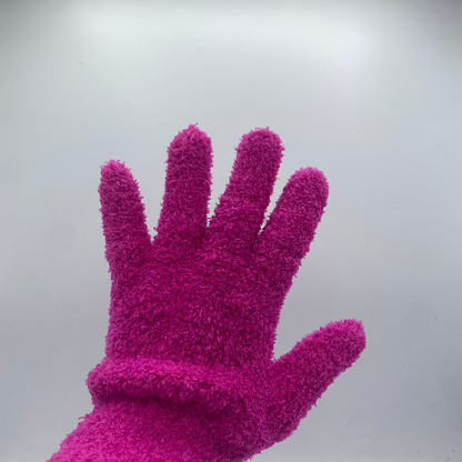 Gros plan sur une paire de gants de nettoyage pour plantes en microfibre magenta, bien éclairés, sur fond blanc pur, mettant en valeur la texture du matériau.
