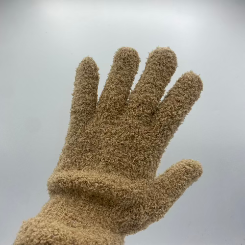 Gros plan sur une paire de gants de nettoyage pour plantes en microfibre marron, bien éclairés, sur fond blanc pur, mettant en valeur la texture du matériau.