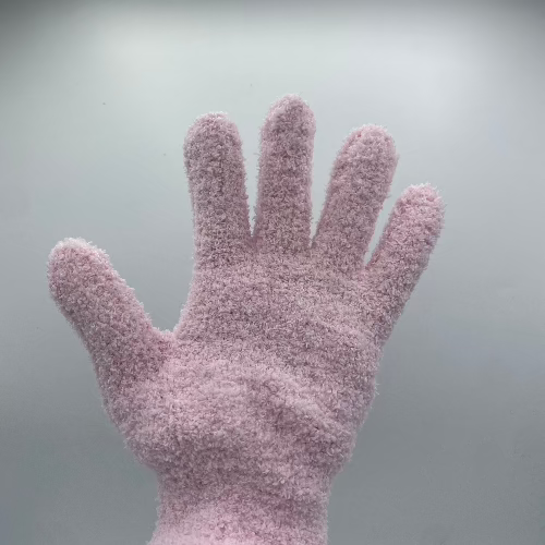  Gros plan sur une paire de gants de nettoyage pour plantes en microfibre rose, bien éclairés, sur fond blanc pur, mettant en valeur la texture du matériau.