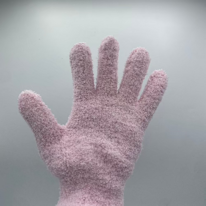  Gros plan sur une paire de gants de nettoyage pour plantes en microfibre rose, bien éclairés, sur fond blanc pur, mettant en valeur la texture du matériau.