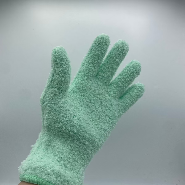Gros plan sur une paire de gants de nettoyage pour plantes en microfibre vert, bien éclairés, sur fond blanc pur, mettant en valeur la texture du matériau.