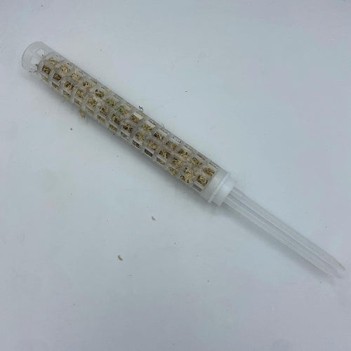 Gros plan d'un tuteur empilable translucide rempli de fibre de coco et de sphaigne sur fond banc 