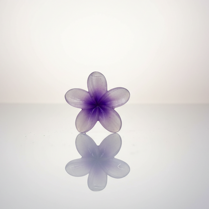 Mini pince à cheveux violet en résine, représentant une fleur aux pétales délicats. Idéale pour une demi-attache ou pour retenir une mèche de cheveux.
