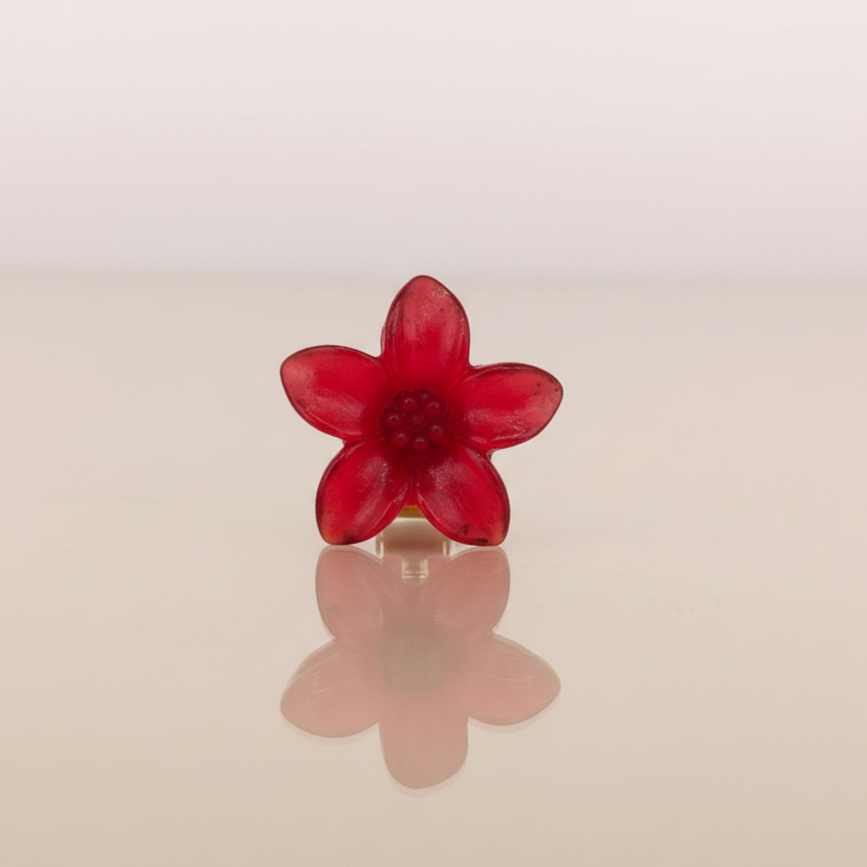 Mini pince à cheveux rouge en résine, représentant une fleur aux pétales délicats. Idéale pour une demi-attache ou pour retenir une mèche de cheveux.