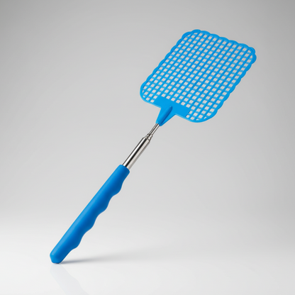Photographie de produit d'une tapette à mouches bleue avec un manche télescopique. L'objet est posé sur une surface blanche réfléchissante devant un fond gris clair uni. L'éclairage est doux et uniforme, typique d'une photo de studio.