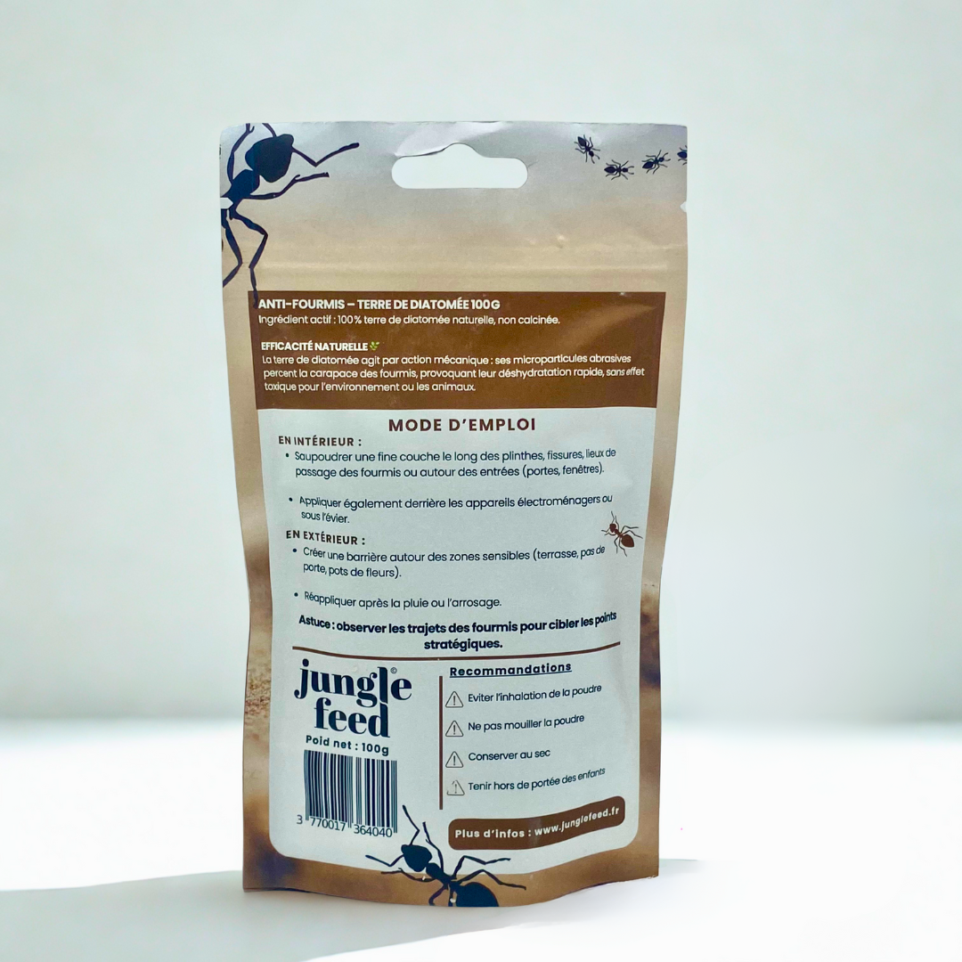 Boîte de 10 appâts anti-fourmis naturels de la marque Jungle Feed, un piège biologique pour la maison et le jardin. Le packaging est placé dans un décor qui évoque le jardinage et l'extérieur.