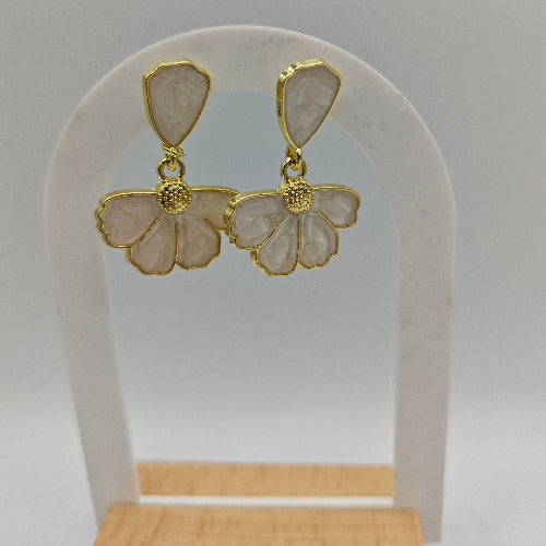 boucle d'oreille feuille blanche posé sur support présentoire