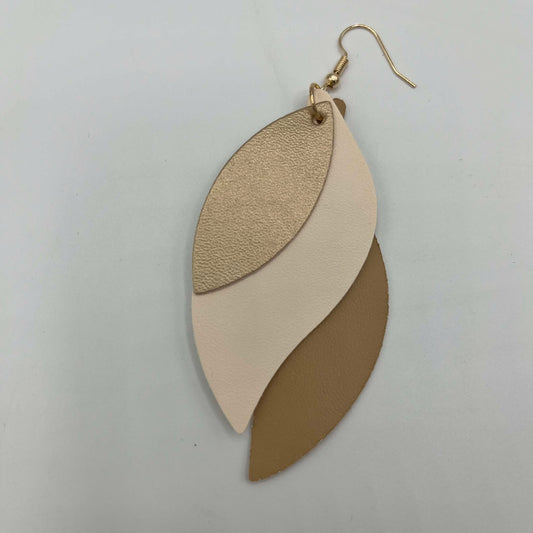Boucles d'oreilles feuille imitation cuir portées - Jungle Feed