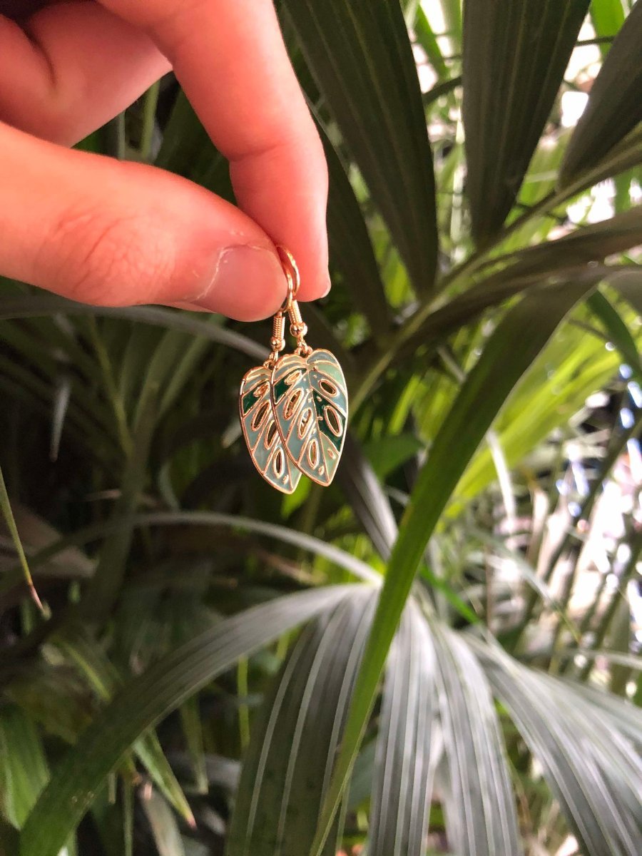Boucles d'oreilles pendantes plaqué or, palme et nacre - JUNGLE - Motif feuille de palmier Boucles d'oreilles pendantes plaqué or, palme et nacre - JUNGLE - Motif feuille de palmier