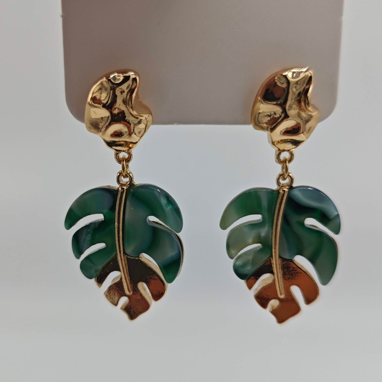 Boucles d'oreilles pendantes feuille de Monstera dorées et émaillées - Jungle Feed