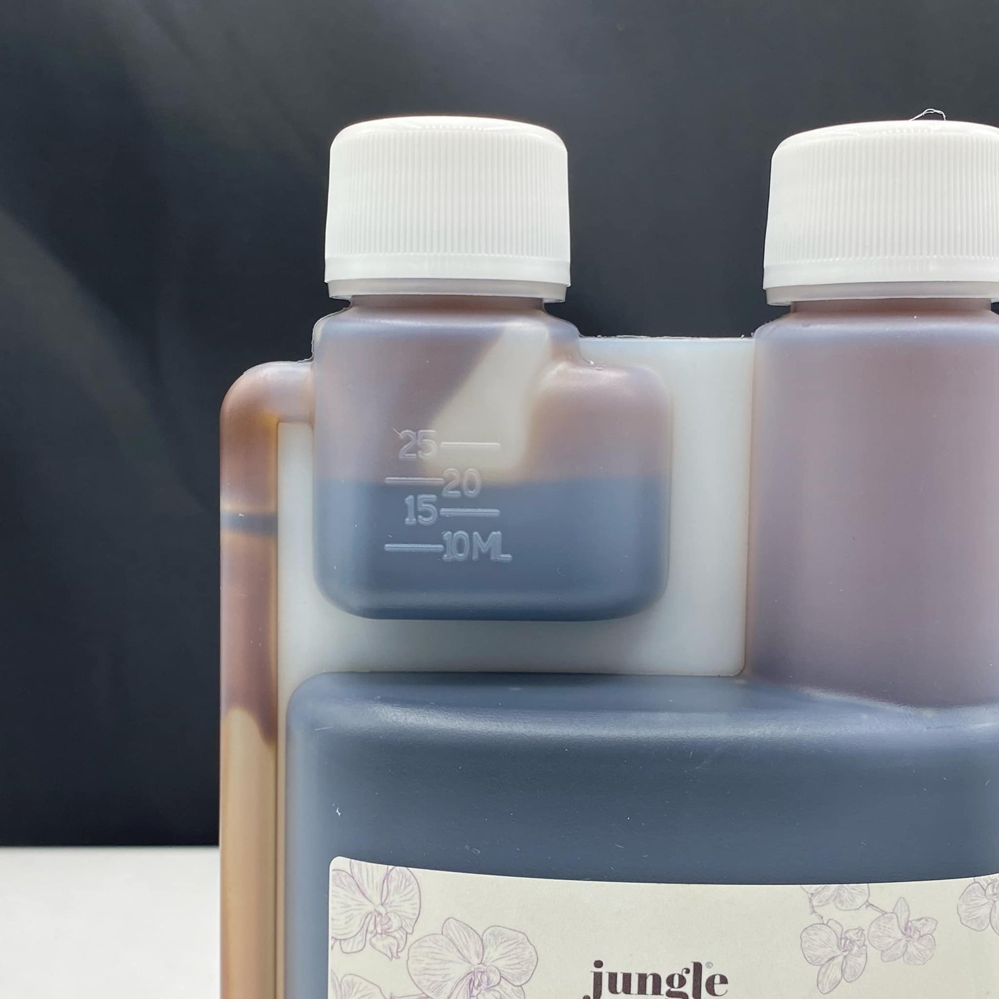 Fertilisant biologique pour orchidées, aidant à renforcer leurs racines et la santé de leurs feuilles pour une floraison spectaculaire. Produit de jardinage urbain.