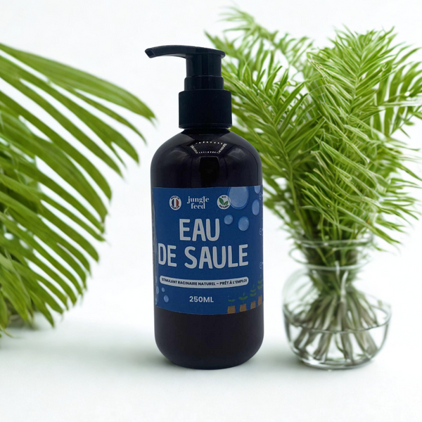 Bouteille d'eau de Saule de 250 ml de la marque Jungle Feed, un stimulant racinaire naturel et prêt à l'emploi. Le produit est entouré de plantes pour illustrer son usage.