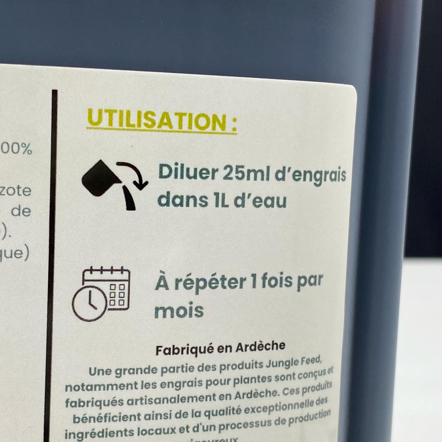Flacon d'engrais liquide de 250ml pour agrumes, oliviers et palmiers, assurant une croissance saine et une meilleure fructification pour vos plantes méditerranéennes.