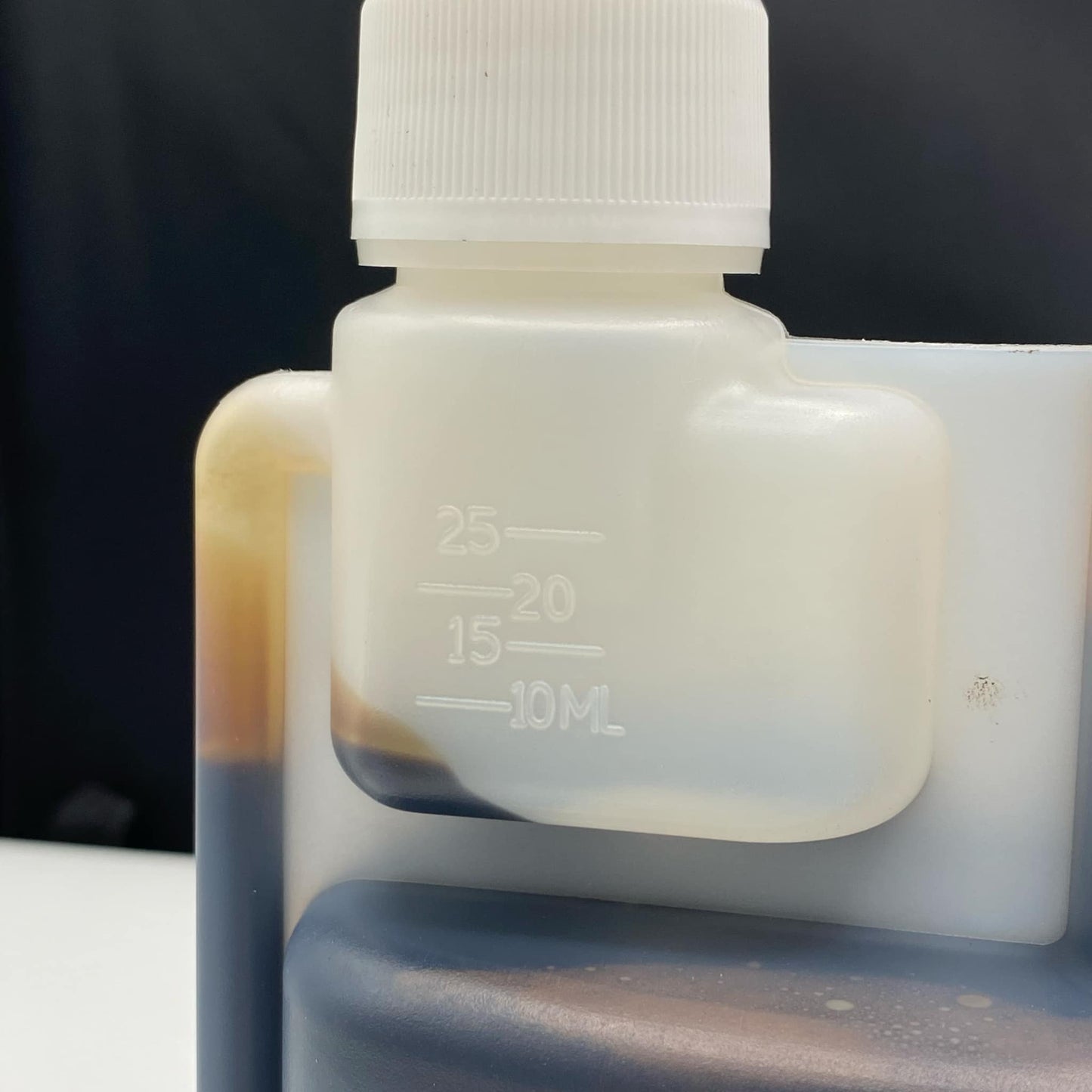 Flacon d'engrais spécial agrumes, un fertilisant naturel et biologique pour booster la croissance et la fructification des citronniers et autres arbres fruitiers.