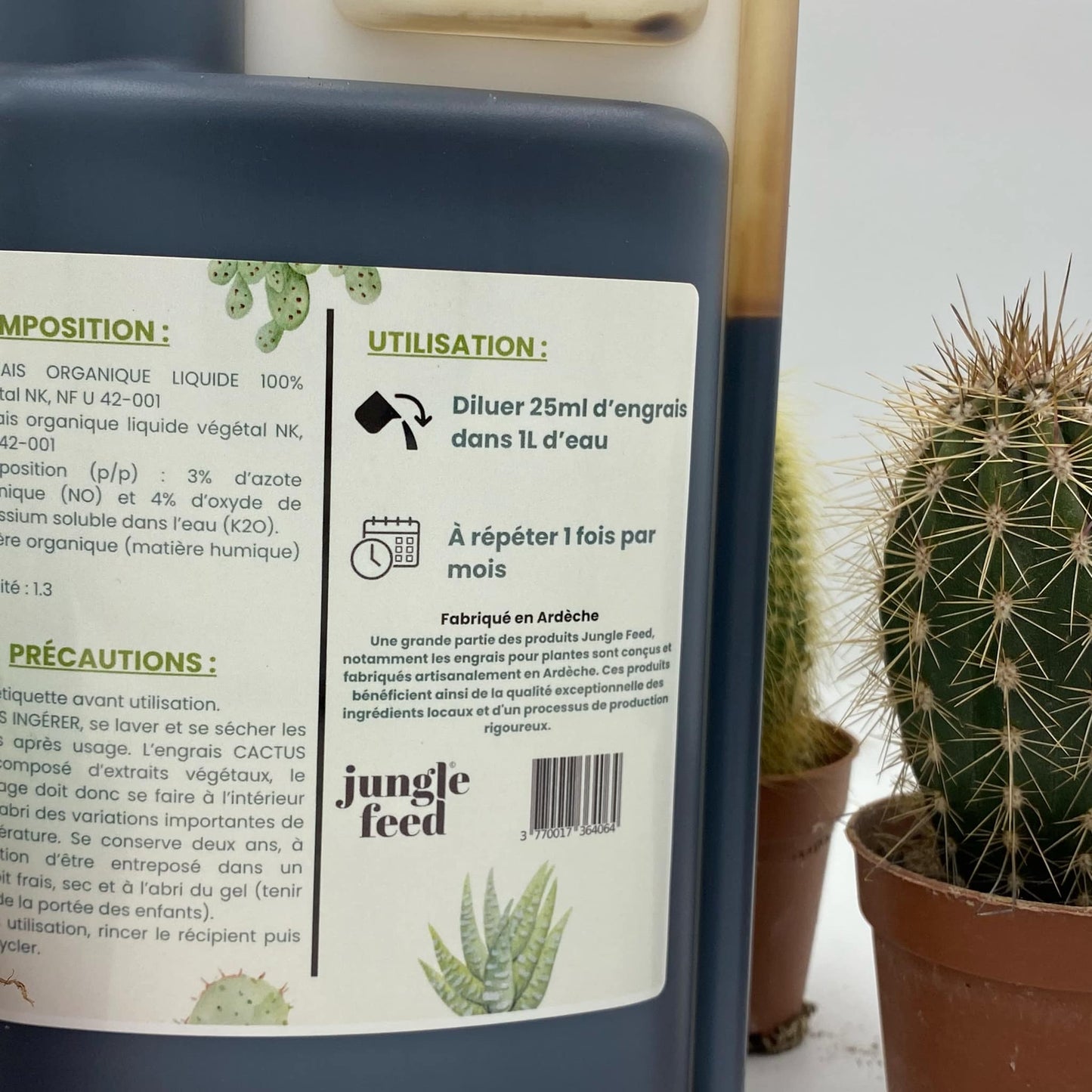 Engrais naturel pour plantes de climat sec, mis en scène près de cactus et de succulentes. Ce produit nourrit le sol et renforce la santé des plantes.