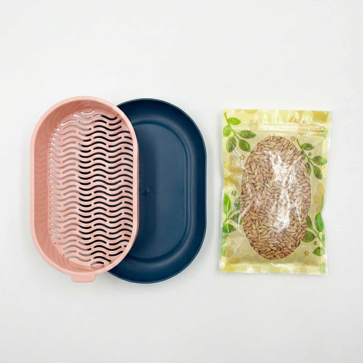 Vue aérienne montrant un sachet de graines d'orge, un bol rempli de semences, une pelle en bois et une petite fiole en verre sur un fond blanc épuré.