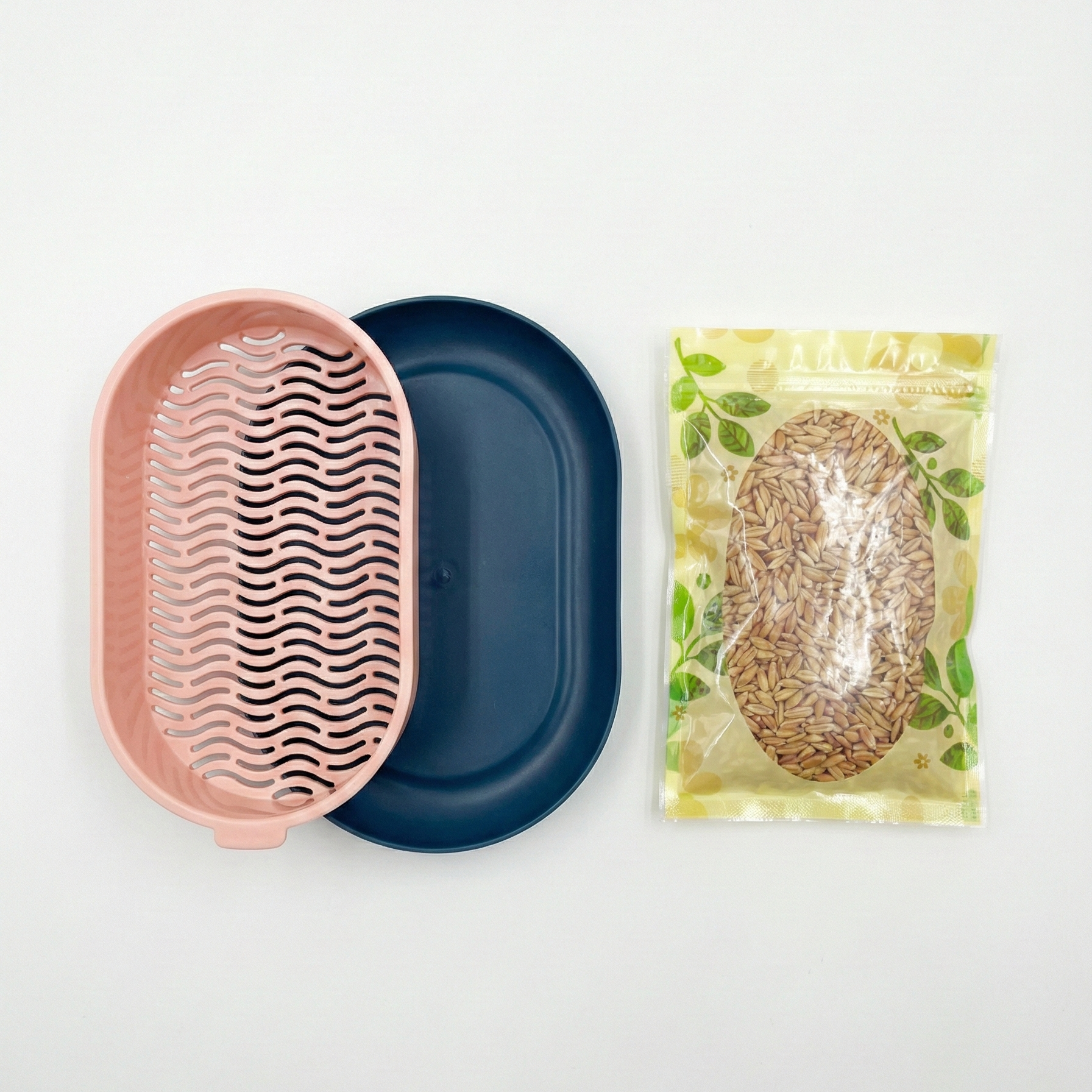 Vue aérienne montrant un sachet de graines d'orge, un bol rempli de semences, une pelle en bois et une petite fiole en verre sur un fond blanc épuré.