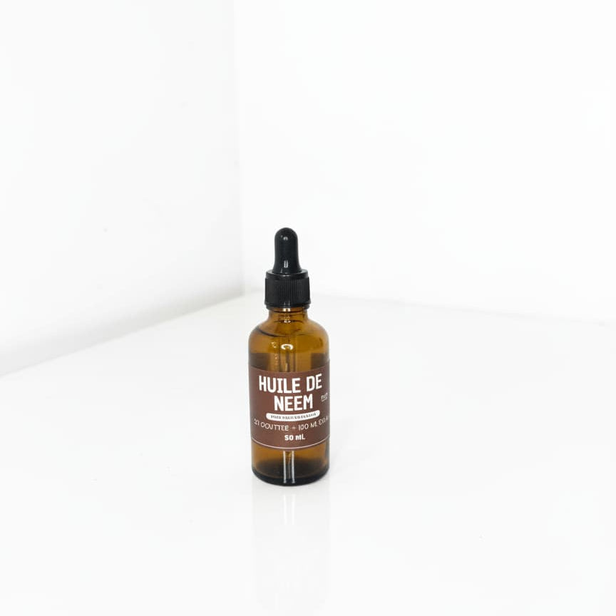 Flacon compte-gouttes de 50ml d'Huile de Neem présenté sur un fond blanc pur avec un reflet subtil, éclairage professionnel de studio.