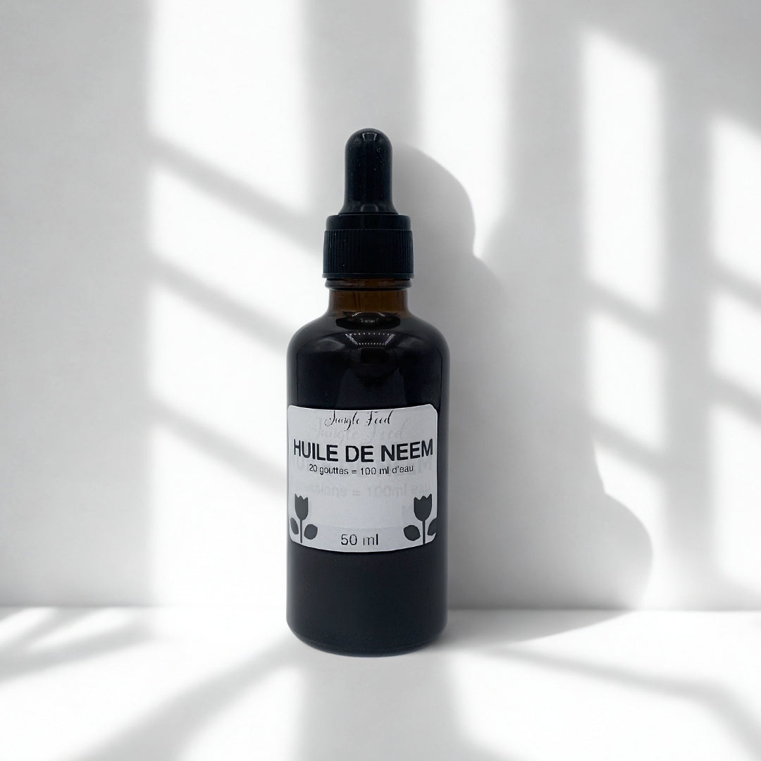Bouteille d'huile de neem 50ml de la marque Jungle Feed. Huile végétale pure, pressée à froid, utilisée pour les soins de la peau, des cheveux ou pour les plantes.