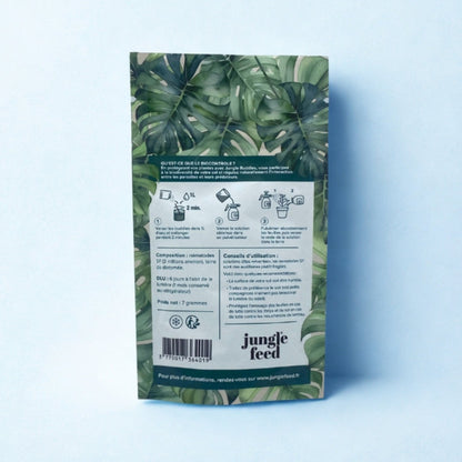 Photo d'un sachet de Jungle Buddies, un insecticide biologique pour plantes orné de motifs de feuilles de monstera, contre un mur blanc