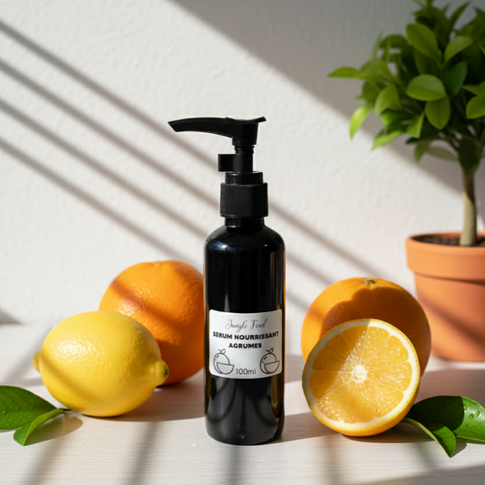 Bouteille de 100ml de sérum nourrissant aux agrumes de Jungle Feed avec un distributeur à pompe noir, sur un fond blanc avec des ombres de lumière naturelle.