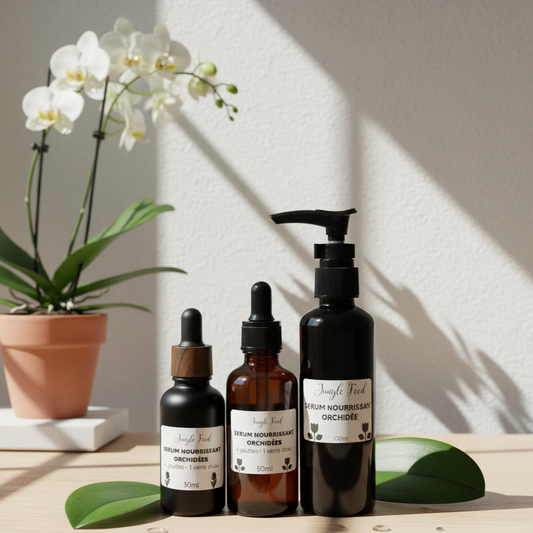 Trois bouteilles de Sérum Nourrissant Orchidée de Jungle Feed de 30ml, 50ml et 100ml, avec des bouchons différents, sur un fond blanc uni.