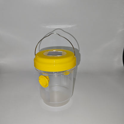 Un piège à guêpes ou à insectes cylindrique avec un couvercle jaune et un panneau solaire intégré, conçu pour une utilisation en extérieur.