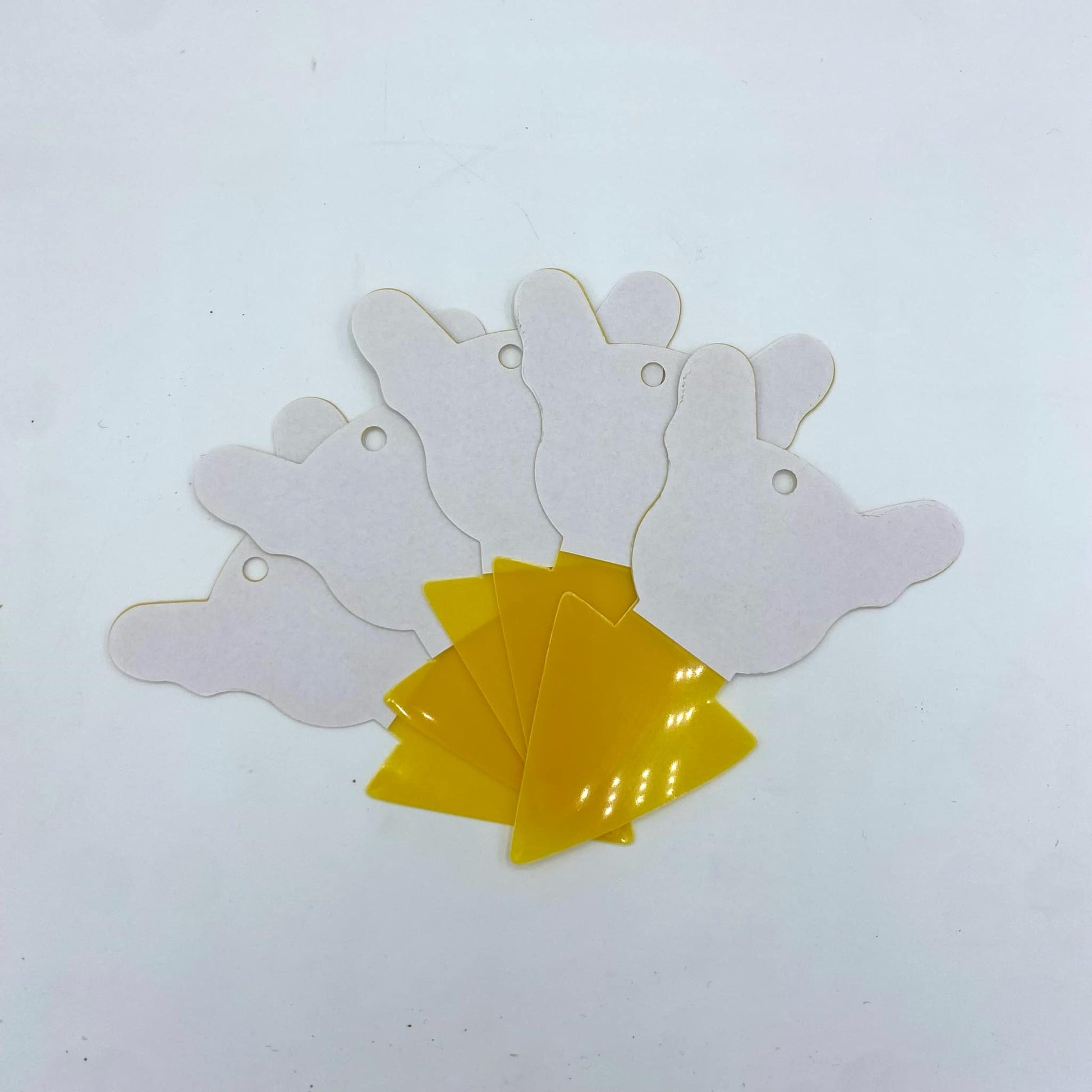 Lot de 5 d'attrape-moucherons adhésifs pour plantes en forme de lapin et de triangles, vus de dos sur un fond blanc.