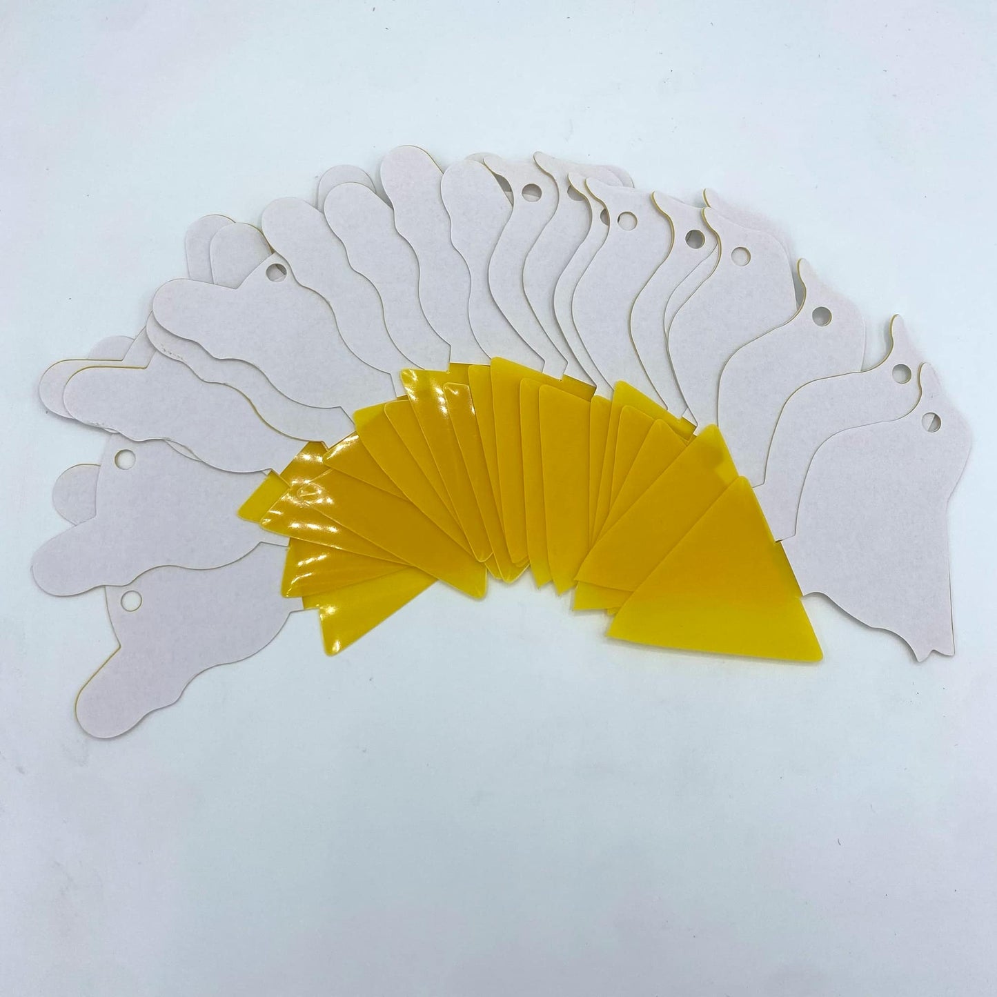 Lot de 20 d'attrape-moucherons adhésifs pour plantes en forme de lapin et oiseaux et de triangles, vus de dos sur un fond blanc.