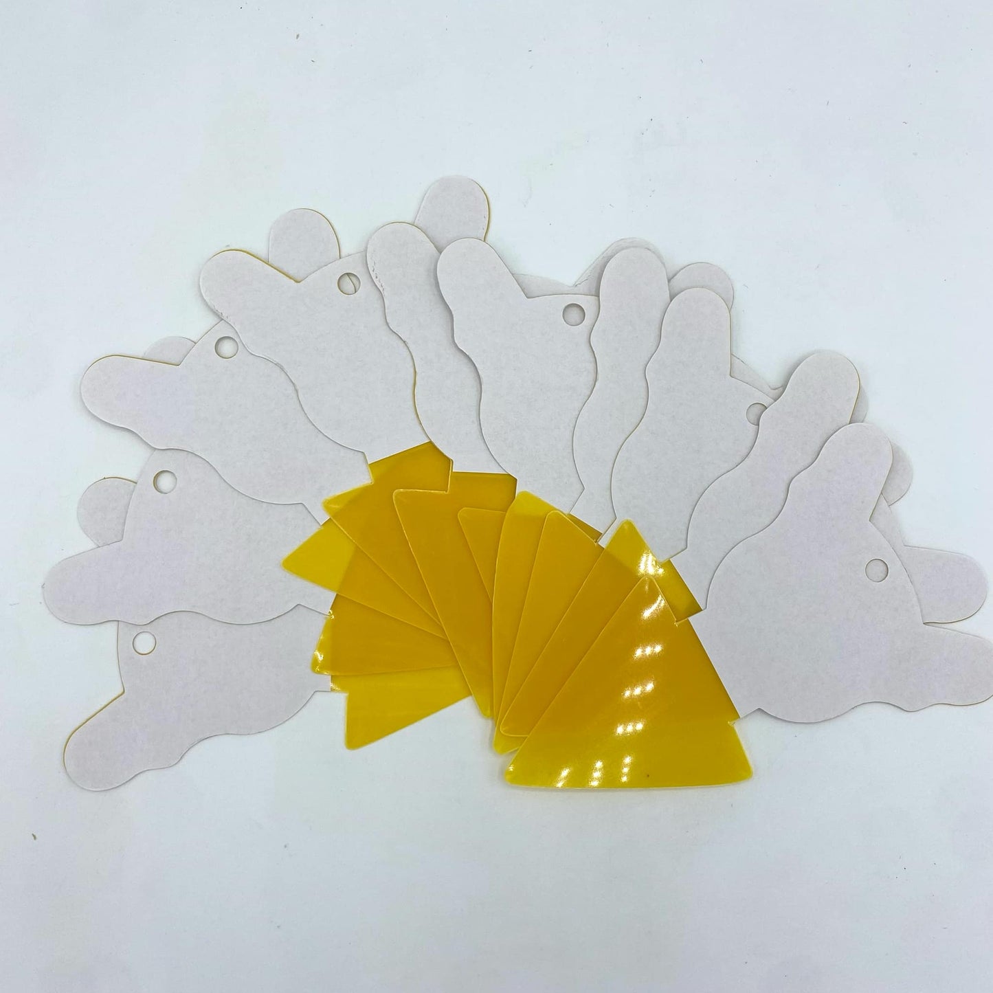 Lot de 10 d'attrape-moucherons adhésifs pour plantes en forme de lapin et de triangles, vus de dos sur un fond blanc.