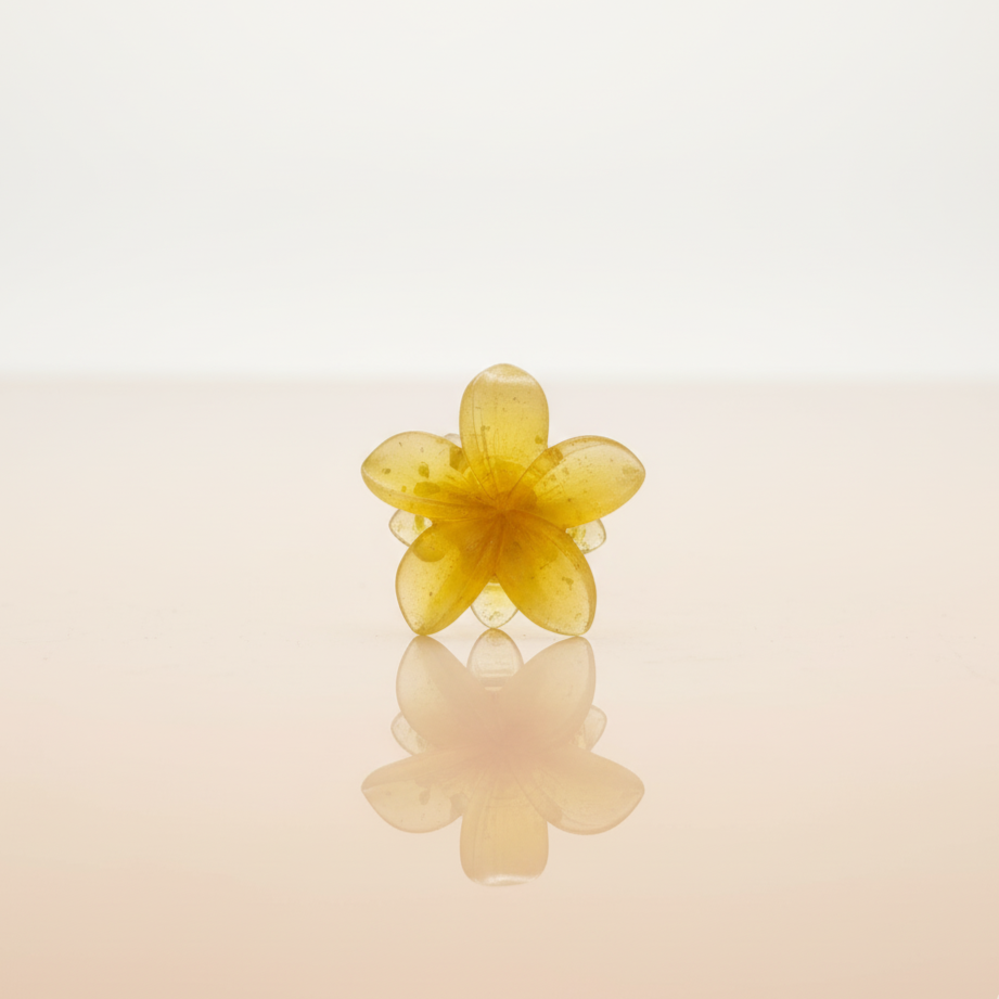 Mini pince à cheveux jaune en résine, représentant une fleur aux pétales délicats. Idéale pour une demi-attache ou pour retenir une mèche de cheveux.