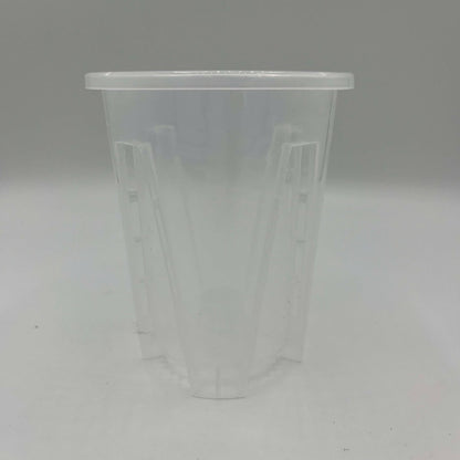 pot transparent en plastique sur fond blanc 
