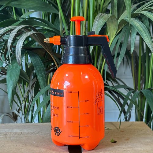 Pulvérisateur d'eau 2 litres - vue de profil - Jungle Feed
