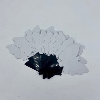 10 Feuilles de recharge d'attrape-moucherons en forme de papillon avec une pointe noire triangulaire, vue sur un fond blanc.